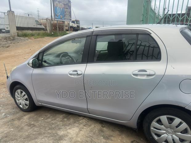 Toyota Vitz 2010 Silver