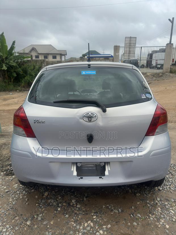Toyota Vitz 2010 Silver