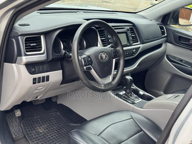 Toyota Highlander LE 2019 Silver