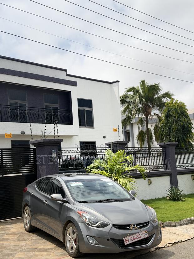 Hyundai Elantra GLS Sedan FWD (1.8L 4cyl 6M) 2013 Gray