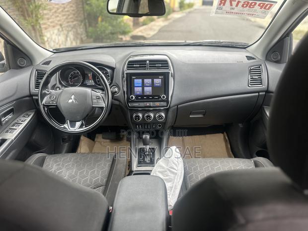 Mitsubishi Outlander SE 2022 Silver