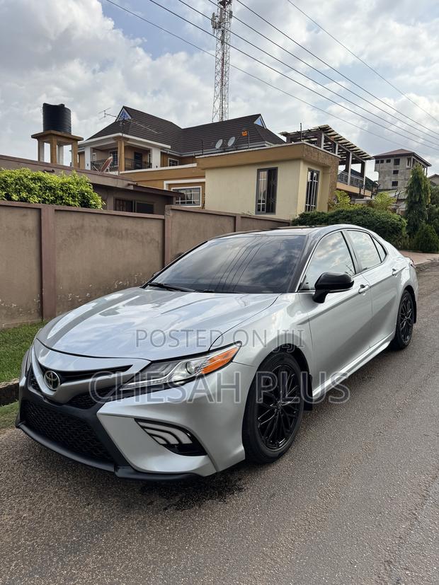 Toyota Camry SE Nightshade FWD 2020 Silver
