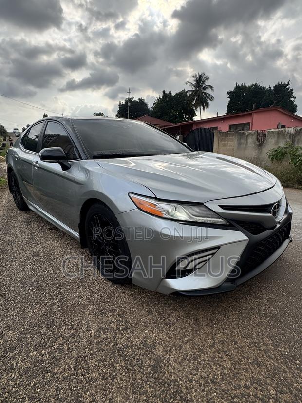 Toyota Camry SE Nightshade FWD 2020 Silver