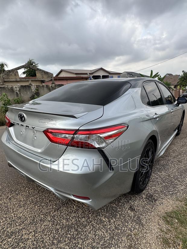 Toyota Camry SE Nightshade FWD 2020 Silver