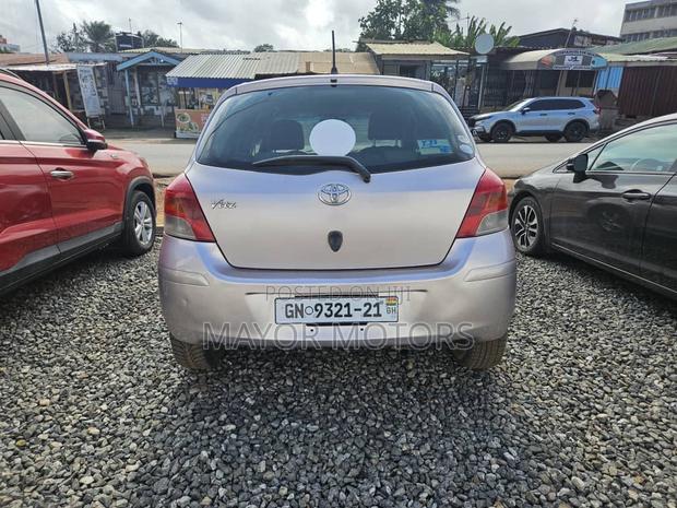 Toyota Vitz 1.0 FWD 3dr 2010 Gray