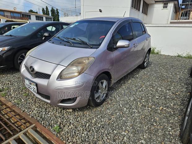 Toyota Vitz 1.0 FWD 3dr 2010 Gray