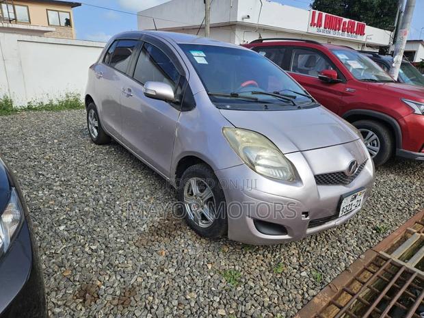 Toyota Vitz 1.0 FWD 3dr 2010 Gray