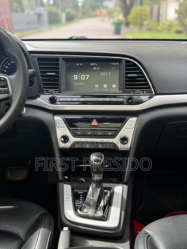 Hyundai Elantra Limited Sedan FWD (2.0L 4cyl 6A) 2017 White