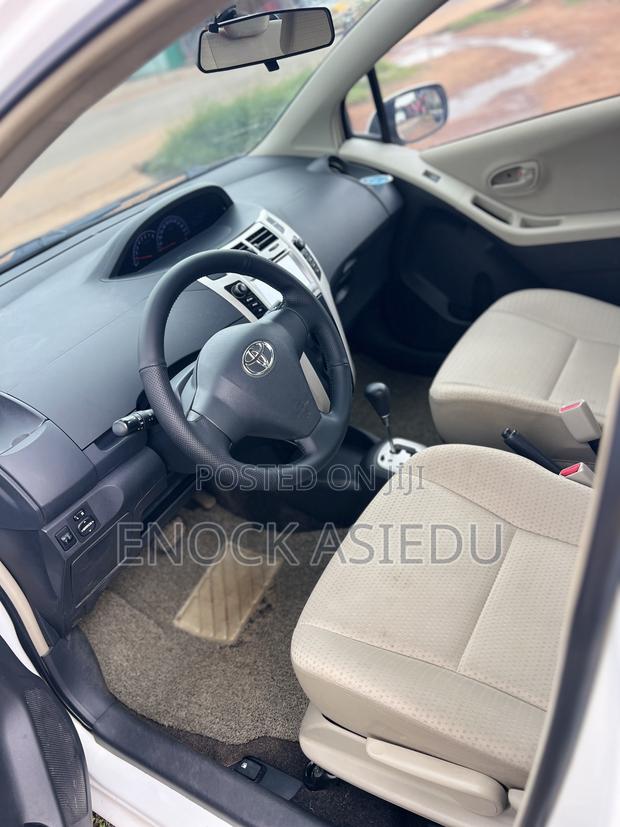 Toyota Yaris L Hatchback 5dr 2013 White