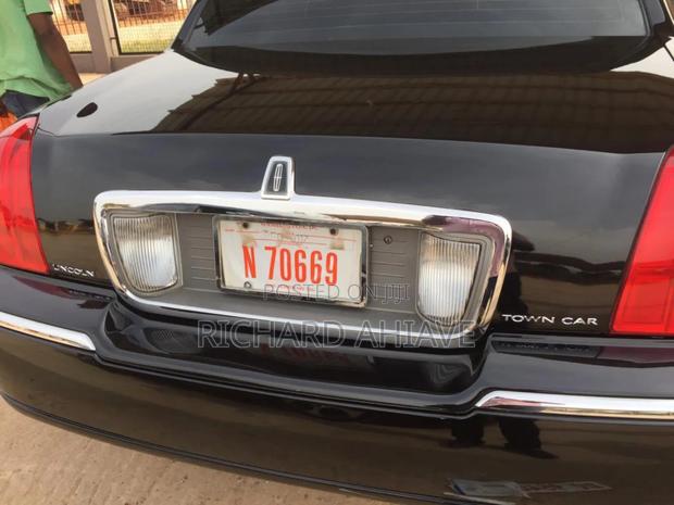 Lincoln Town Car Signature Limited 2010 Black