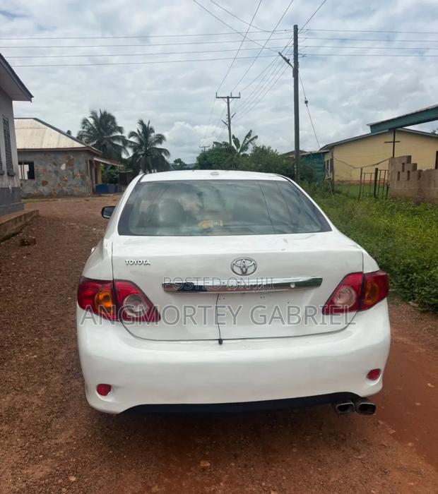 Toyota Corolla 2010 White