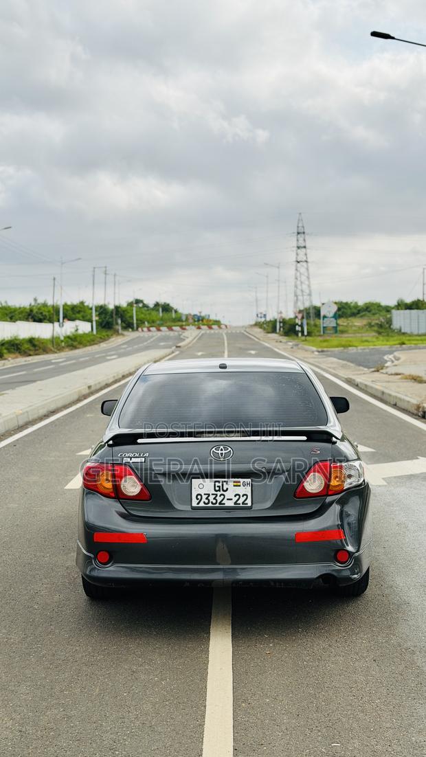 Toyota Corolla Base 4dr Sedan (1.8L 4cyl 5M) 2011 Gray