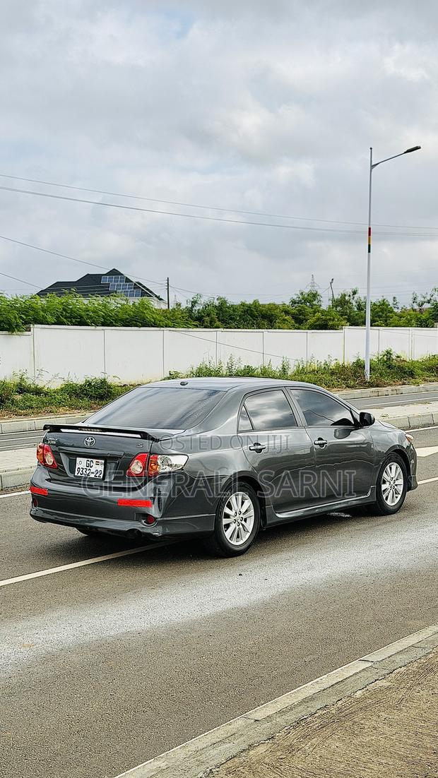 Toyota Corolla Base 4dr Sedan (1.8L 4cyl 5M) 2011 Gray