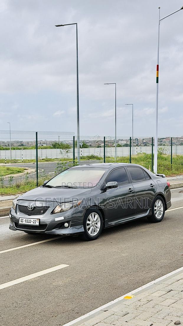 Toyota Corolla Base 4dr Sedan (1.8L 4cyl 5M) 2011 Gray