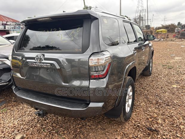 Toyota 4-Runner SR5 Premium 4dr 4x2 (4.0L 6cyl 5A) 2017 Gray