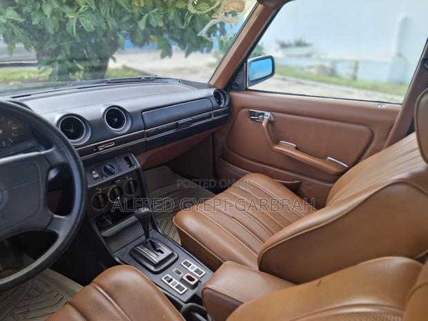 Mercedes-Benz W123 1983 Green