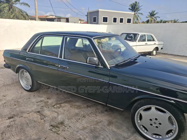 Mercedes-Benz W123 1983 Green