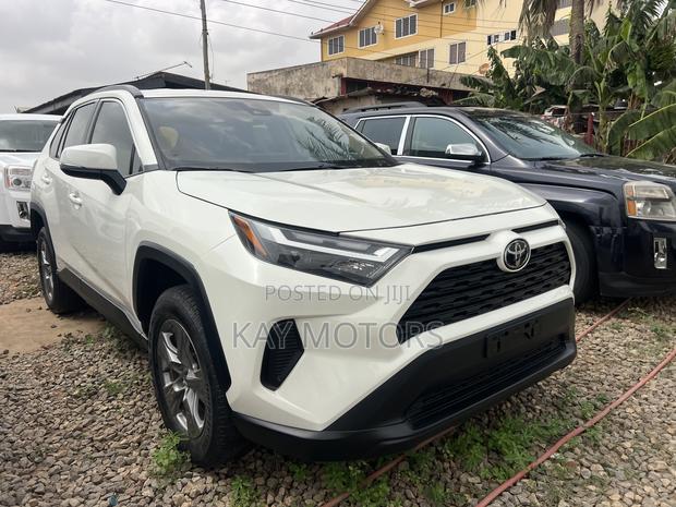 Toyota RAV4 XLE 2022 White