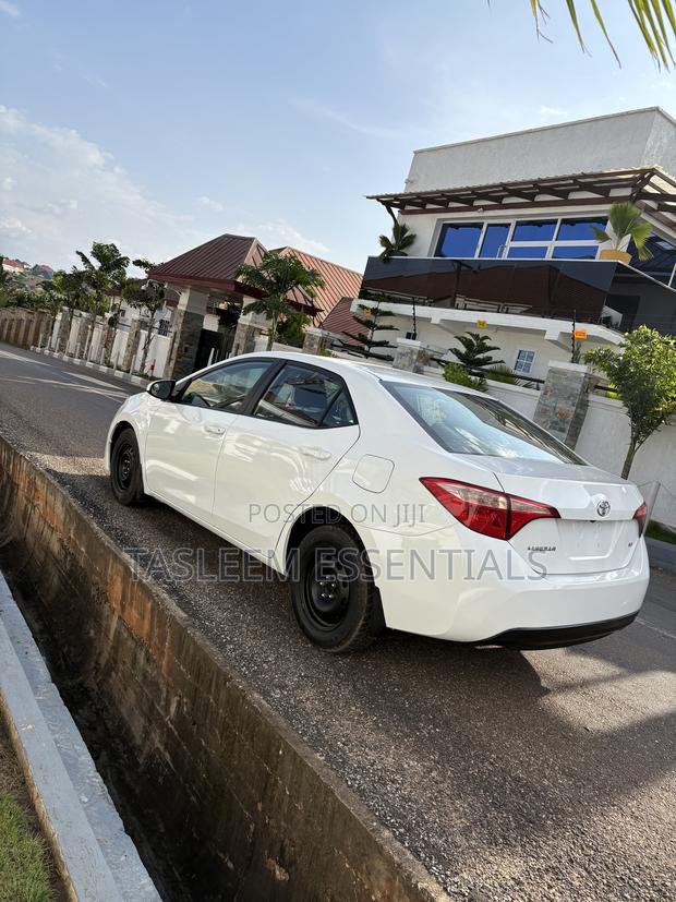Toyota Corolla XLE 4dr Sedan (1.8L 4cyl CVT) 2017 White