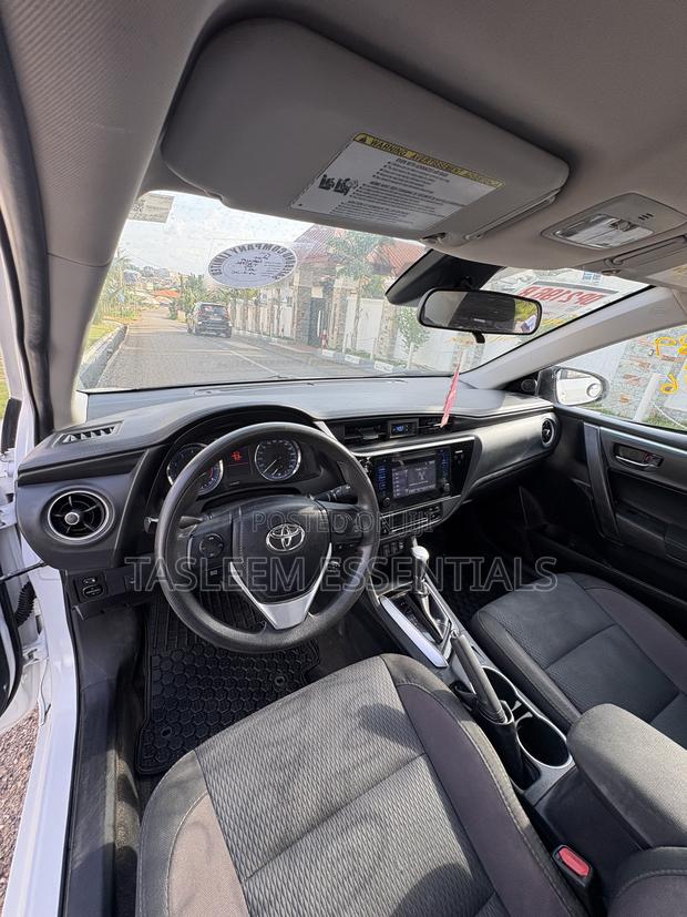 Toyota Corolla XLE 4dr Sedan (1.8L 4cyl CVT) 2017 White