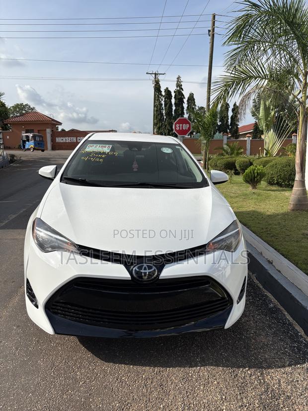 Toyota Corolla XLE 4dr Sedan (1.8L 4cyl CVT) 2017 White
