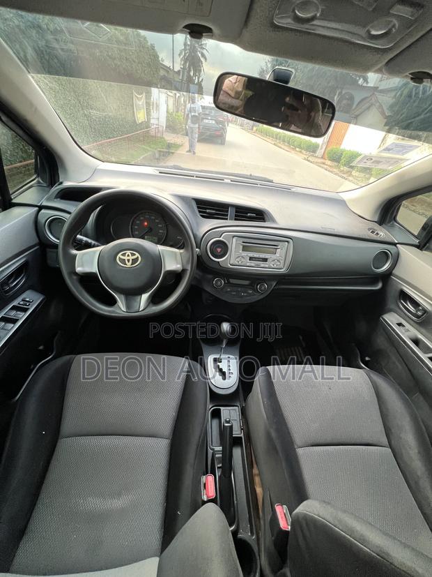 Toyota Vitz 1.3 FWD 5dr 2013 Black