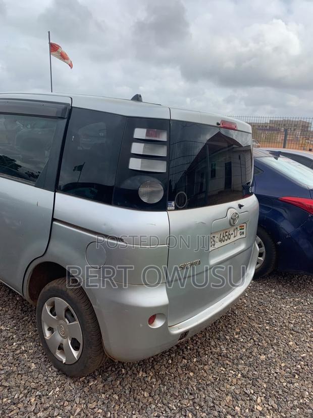 Toyota Sienta 2012 Silver
