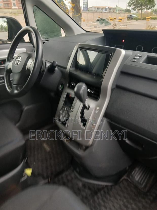 Toyota Voxy 2010 Black