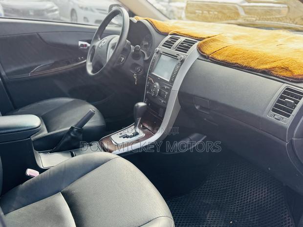 Toyota Corolla LE 4dr Sedan (1.8L 4cyl 4A) 2012 Gray