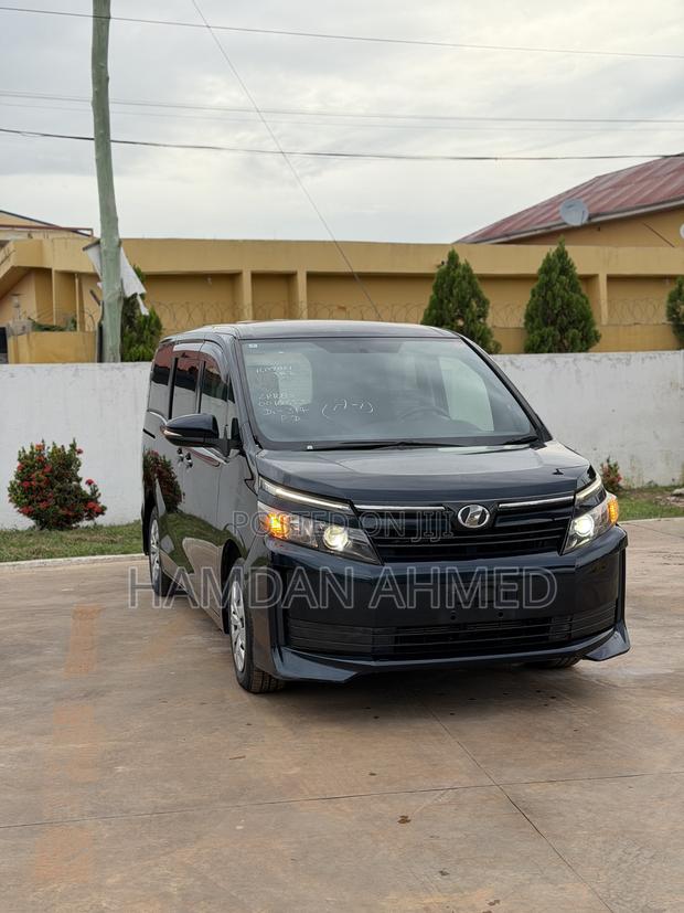 Toyota Voxy V 2WD 7-Seater 2014 Blue