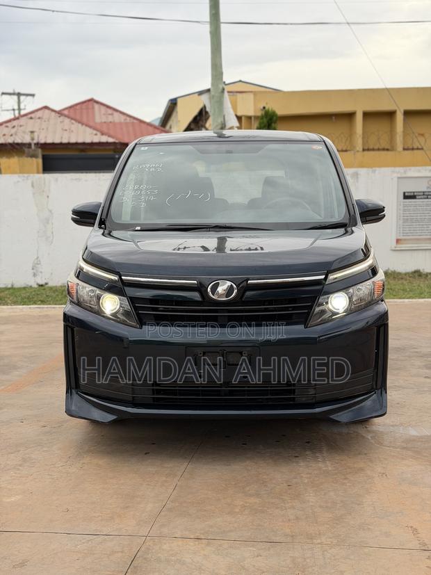 Toyota Voxy V 2WD 7-Seater 2014 Blue