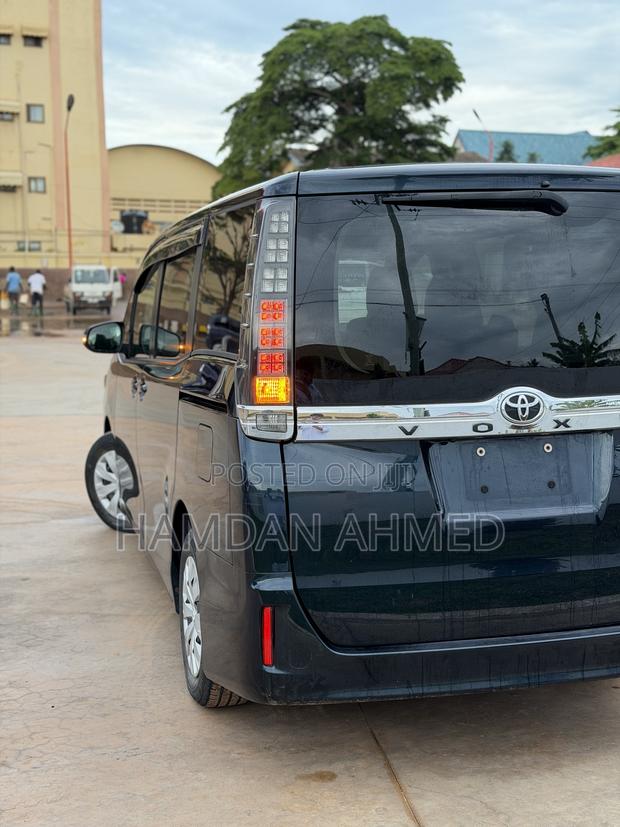 Toyota Voxy V 2WD 7-Seater 2014 Blue