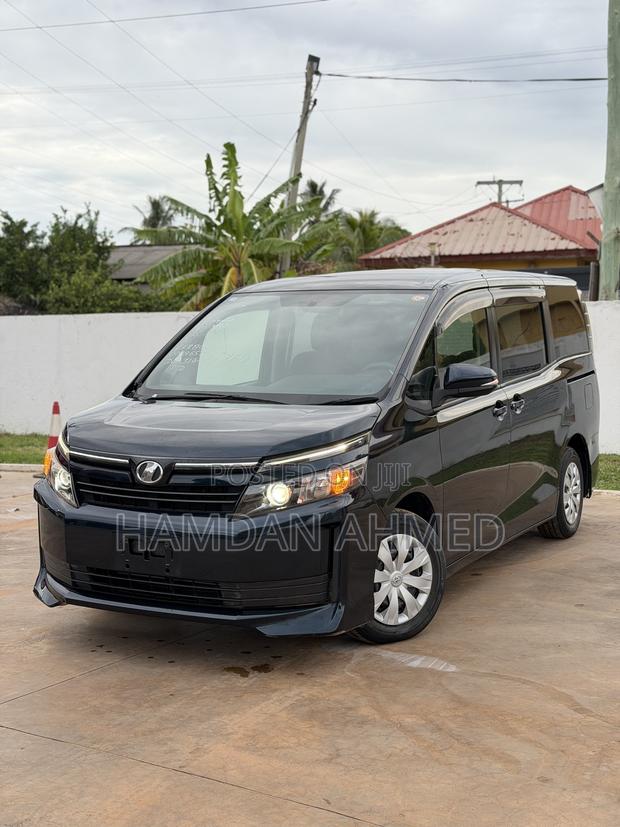 Toyota Voxy V 2WD 7-Seater 2014 Blue