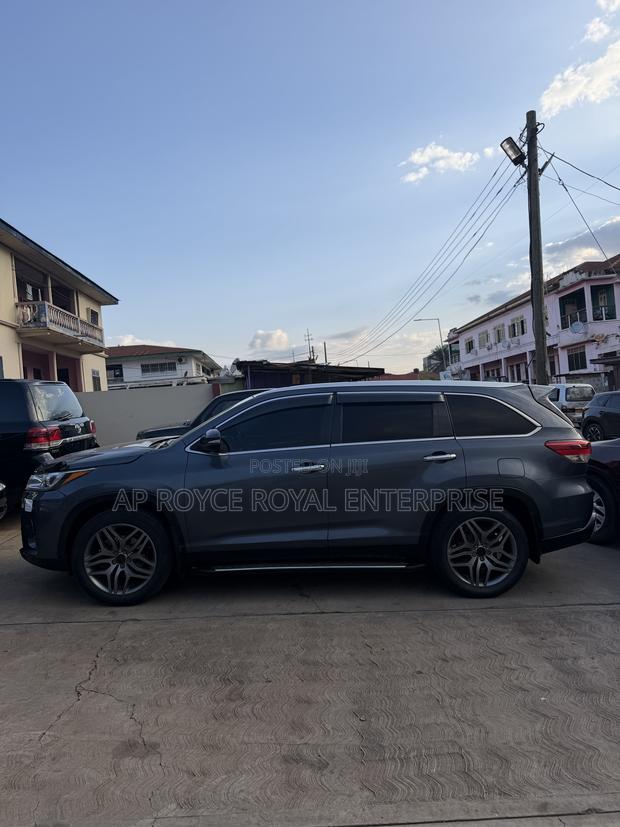 Toyota Highlander XLE 4x4 V6 (3.5L 6cyl 8A) 2018 Gray