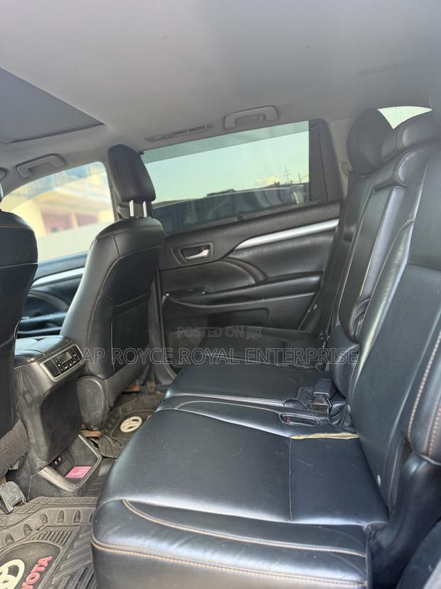 Toyota Highlander XLE 4x4 V6 (3.5L 6cyl 8A) 2018 Gray