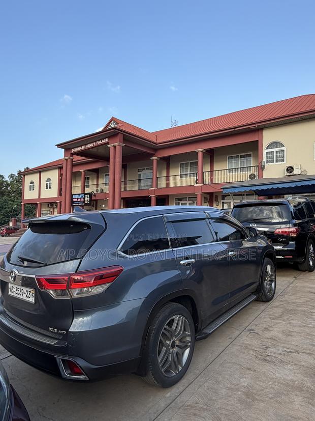 Toyota Highlander XLE 4x4 V6 (3.5L 6cyl 8A) 2018 Gray