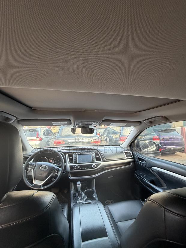 Toyota Highlander XLE 4x4 V6 (3.5L 6cyl 8A) 2018 Gray