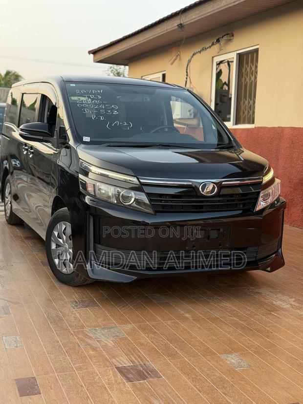 Toyota Voxy X 2WD 7-Seater 2014 Black