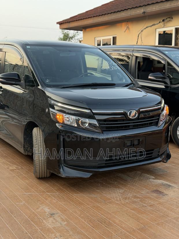 Toyota Voxy X 2WD 7-Seater 2014 Black