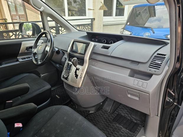 Toyota Voxy V 4WD 8-Seater 2012 Gray