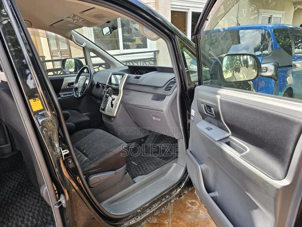 Toyota Voxy V 4WD 8-Seater 2012 Gray