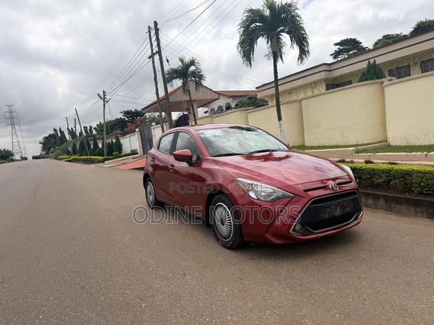 Toyota Yaris 1.5 Sedan XLE 2020 Red