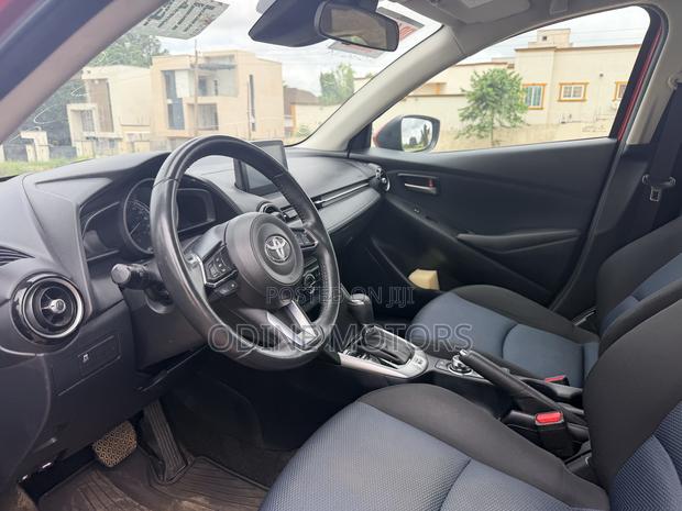 Toyota Yaris 1.5 Sedan XLE 2020 Red