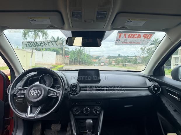 Toyota Yaris 1.5 Sedan XLE 2020 Red
