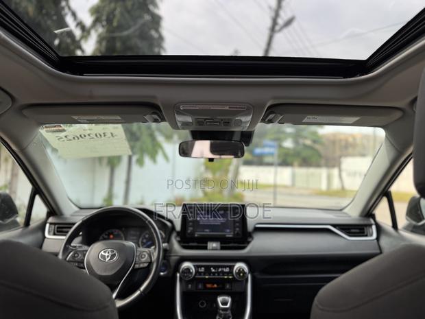 Toyota RAV4 Hybrid 2022 Blue
