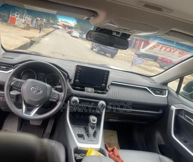 Toyota RAV4 XLE AWD 2020 Blue