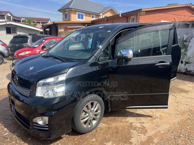 Toyota Voxy 2011 Black
