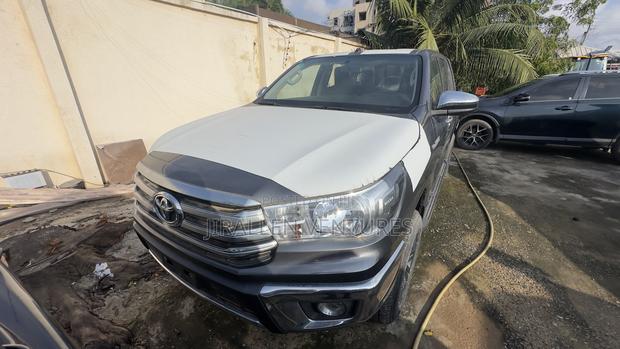 New Toyota Hilux 2023 Gray