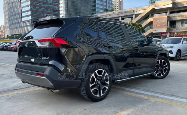 Toyota RAV4 LE 2021 Black