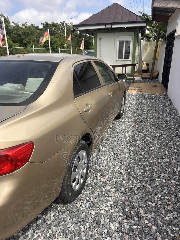 Toyota Corolla LE 4dr Sedan (1.8L 4cyl 4A) 2010 Gold